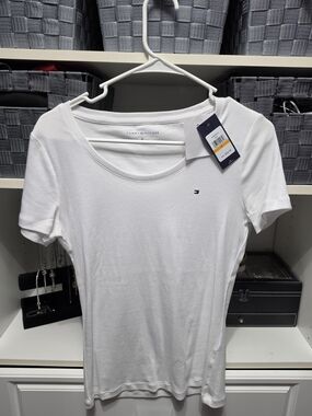 Tommy Hilfiger Women’s White Scoop Neck Short Sleeve Tee